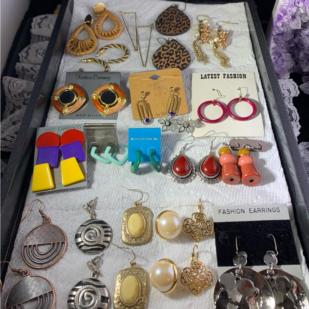 VINTAGE TO NOW LOT OF 22 EARRINGS,All STYLES AND COLORS,Great Lot